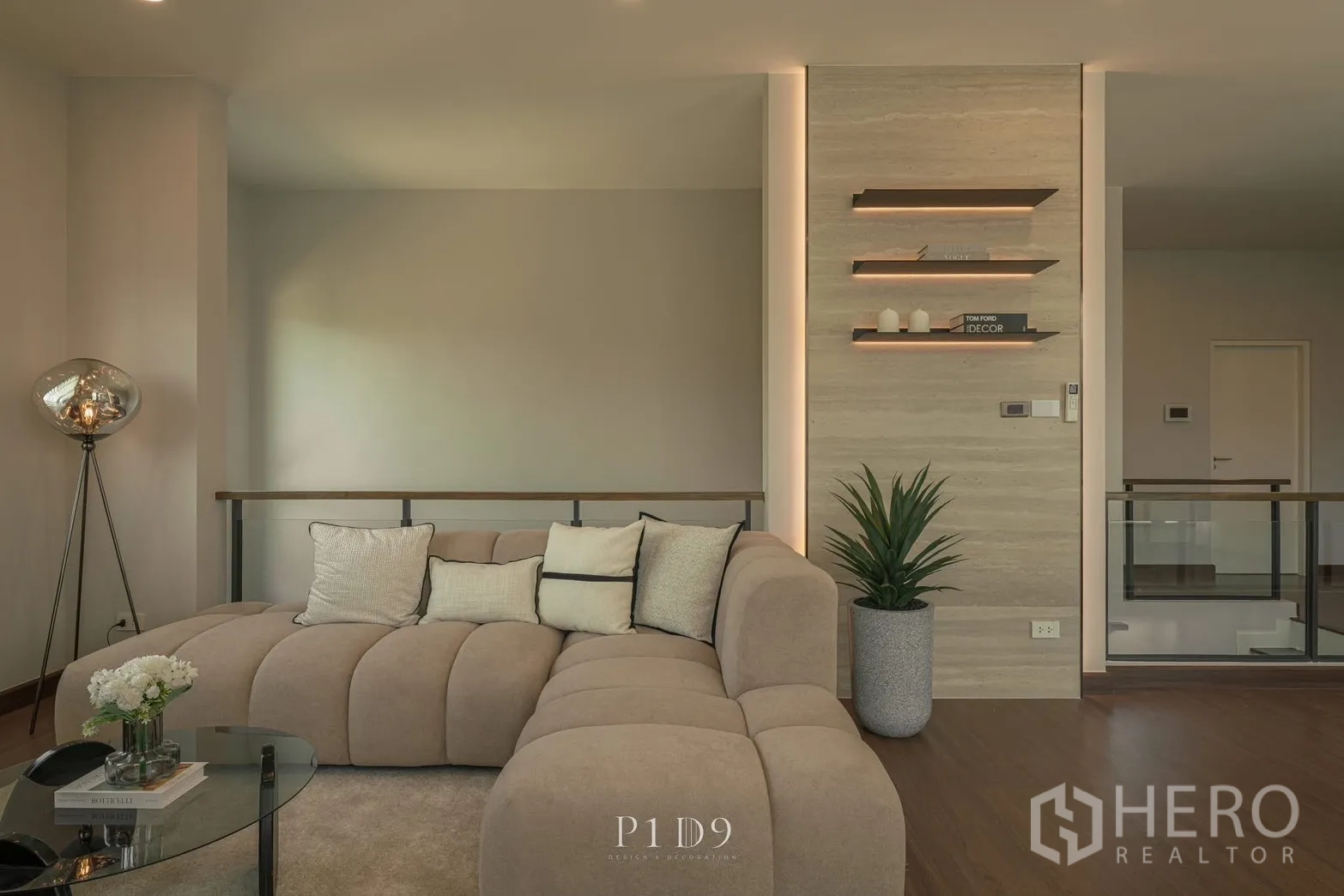 独栋房屋 for rent in Bang Phli, Samut Prakan - 休闲角带内嵌灯带的置物架、沙发与绿植。