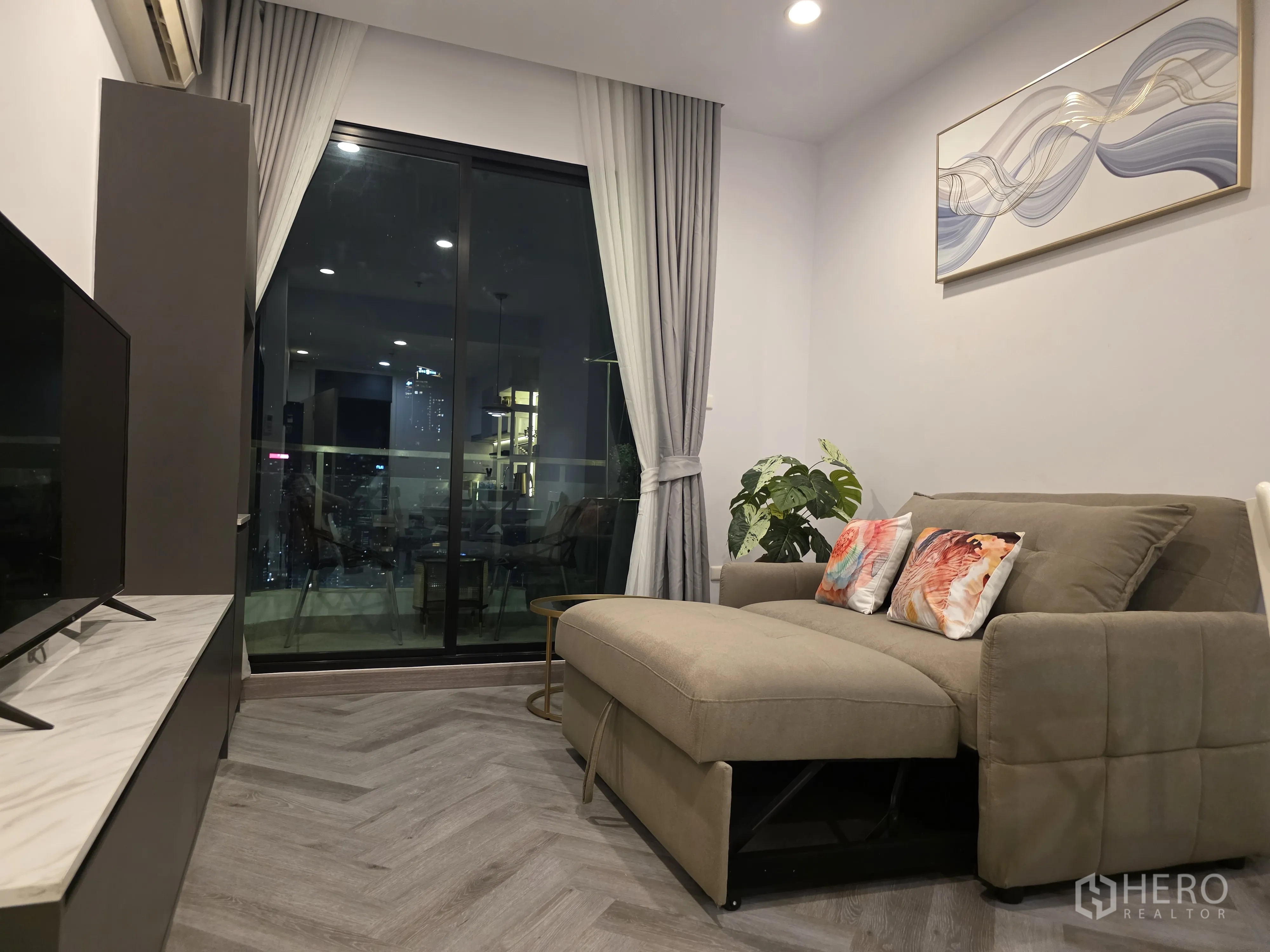 公寓 for rent in Bang Kapi, Bangkok - 厨房采用白色柜体与橱下灯，旁为用餐区。