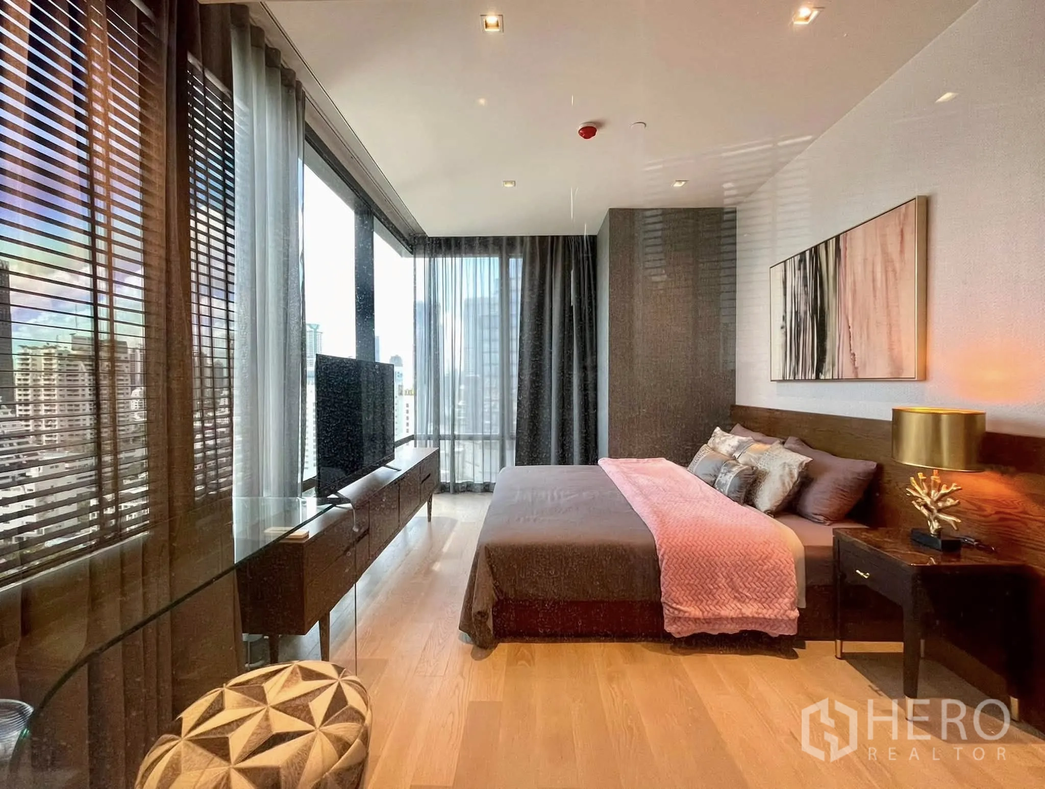 公寓 for rent in Bang Rak, Bangkok - 主卧设宽阔窗景、电视柜和城市景观。