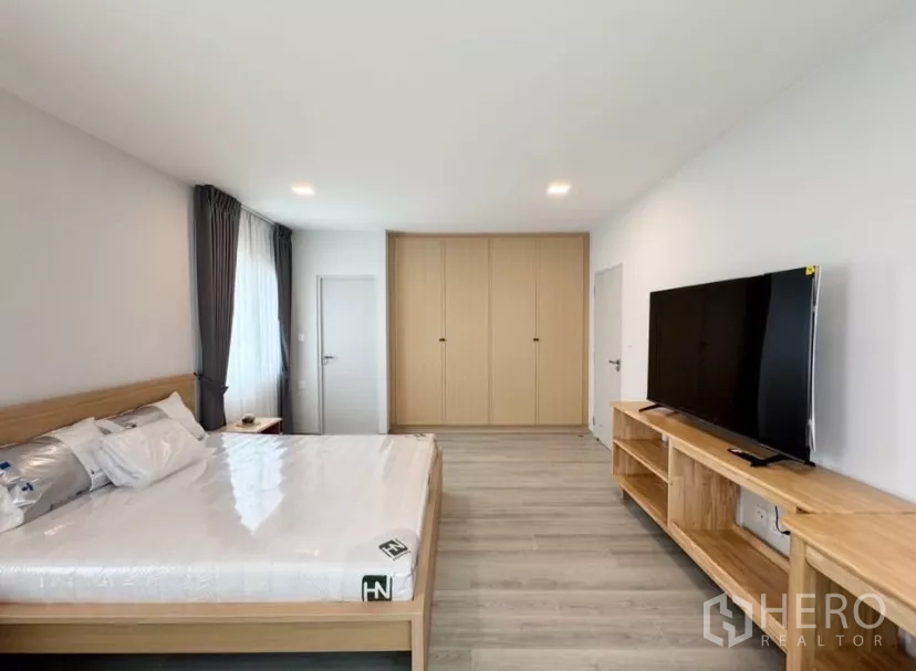 บ้าน ให้เช่าในBang Phli, Samut Prakan - ห้องนอนหลักพร้อมตู้เสื้อผ้าบิลท์อินและตู้วางทีวี