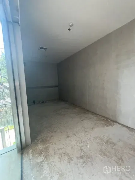 Retail Space for rent in Pathum Wan, Bangkok - Unfurnished 27 sqm shell-and-core retail interior with high ceiling and natural light.