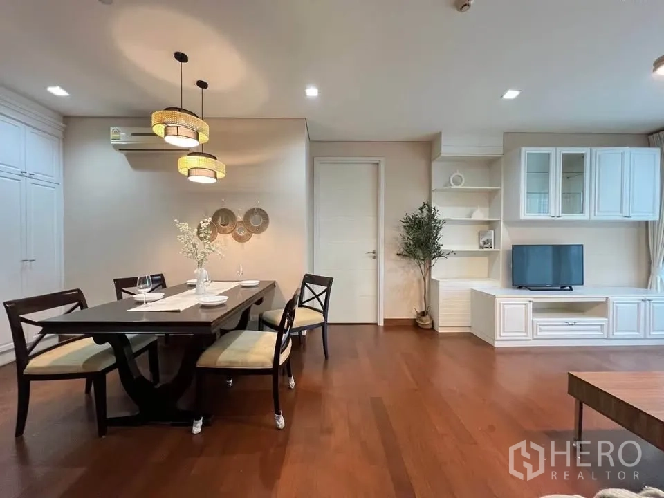 คอนโด for rent in Watthana, Bangkok - ห้องนั่งเล่นและรับประทานอาหาร พื้นไม้ โคมไฟแขวน ตู้ทีวีบิลต์อิน และโต๊ะทานข้าวจัดวางพร้อม