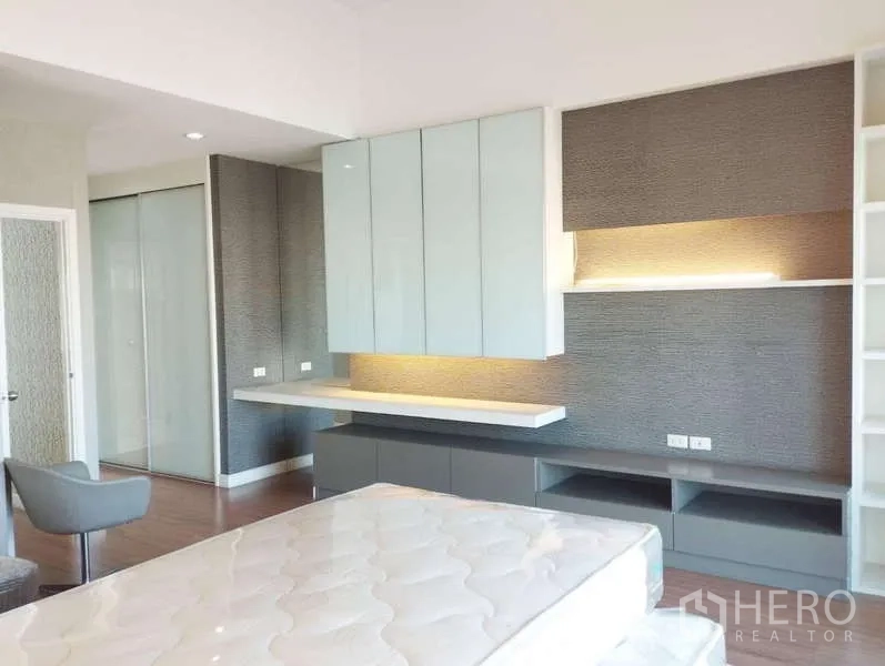ทาวน์เฮาส์ ให้เช่าในSaphan Sung, Bangkok - ห้องนอนพร้อมชั้นวางไฟซ่อน ตู้ผนัง และพื้นไม้โทนอุ่น