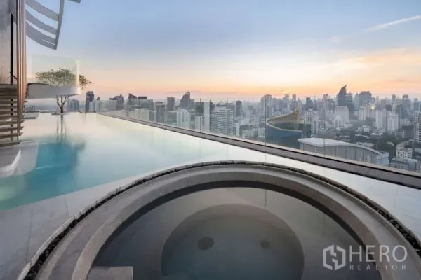 คอนโด ให้เช่าในWatthana, Bangkok - สระอินฟินิตี้บนดาดฟ้าและอ่างจากุซซี่ มองเห็นเส้นขอบฟ้ากรุงเทพฯ ยามพระอาทิตย์ตก