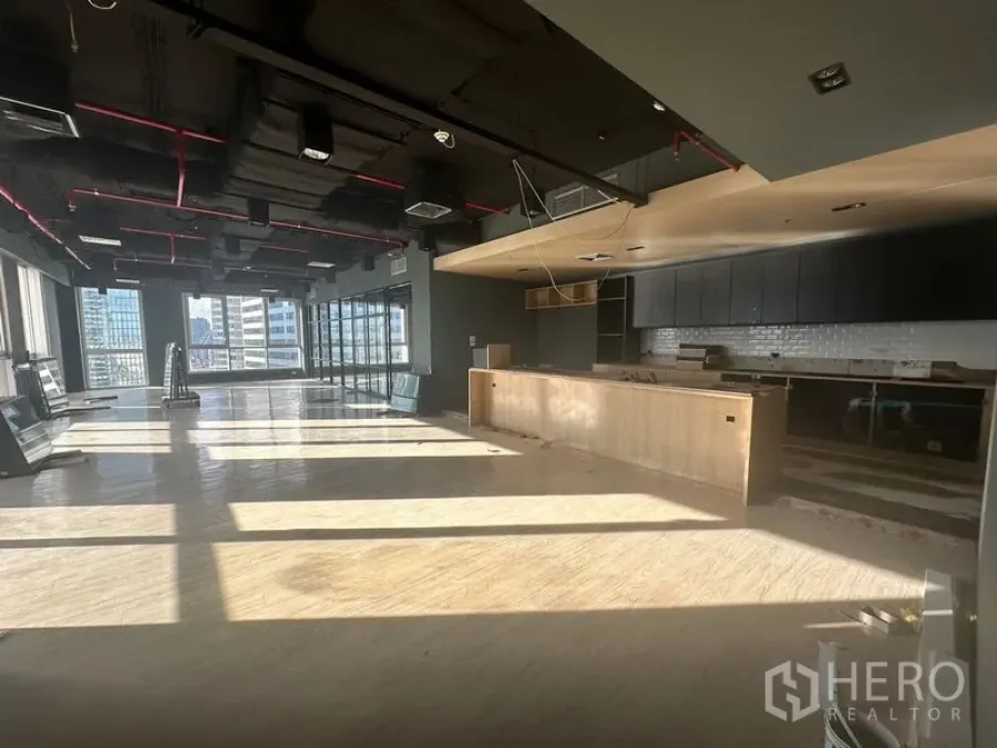 办公空间 出租在Bang Rak, Bangkok - 阳光充沛的开放式办公区，吧台式茶水间与曼谷天际线同框。
