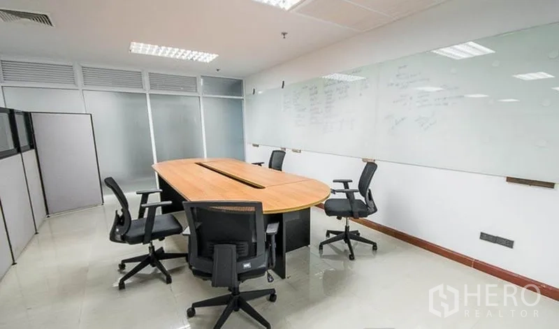 สำนักงาน ให้เช่าในHuai Khwang, Bangkok - มุมมองอีกด้านของห้องประชุม เห็นฉากกั้นกระจกและไวท์บอร์ดเต็มผนัง