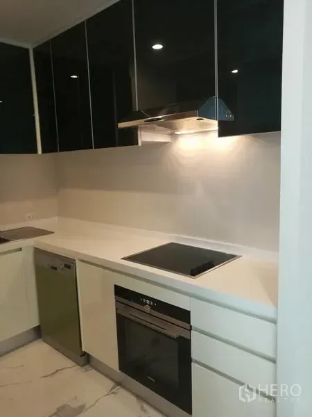 公寓 出租在Pathum Wan, Bangkok - 现代厨房，配感应灶、烤箱、洗碗机与亮面吊柜