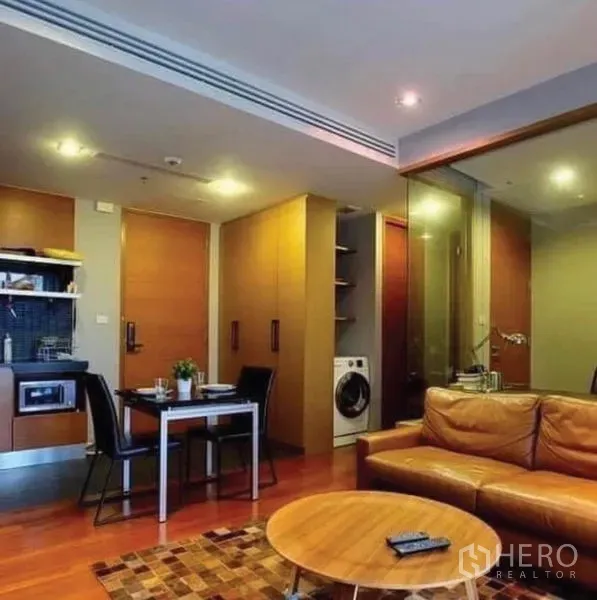 公寓 出售在Khlong Toei, Bangkok - 开放式客餐厅与小厨房，木地板，配备洗衣机。