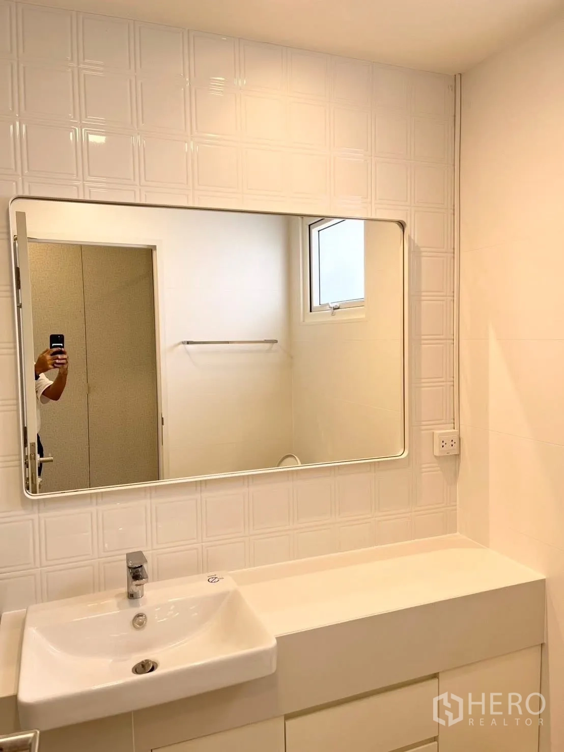 บ้านเดี่ยว for rent in Bang Phli, Samut Prakan - เคาน์เตอร์อ่างล้างหน้าห้องน้ำสะอาดพร้อมกระจกบานกว้างและหน้าต่างบานเล็ก.