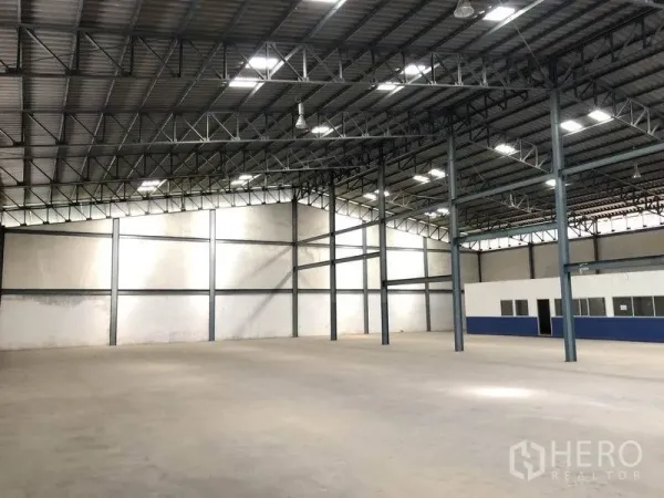 货栈 出租在Khlong Luang, Pathum Thani - 仓库内部，钢结构高挑屋顶与采光天窗，带独立办公区，位于Khlong Luang