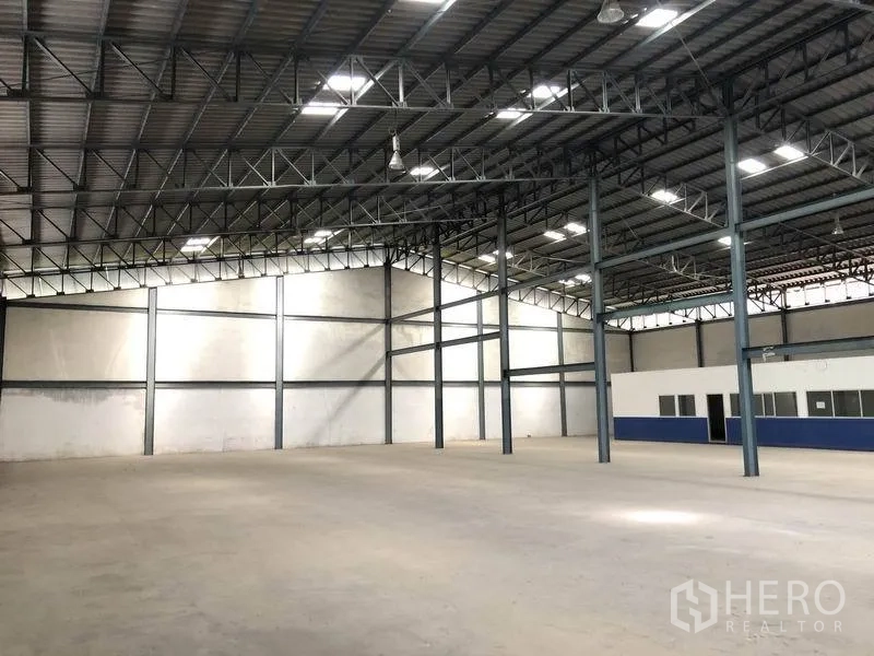 货栈 出租在Khlong Luang, Pathum Thani - 仓库内部，钢结构高挑屋顶与采光天窗，带独立办公区，位于Khlong Luang