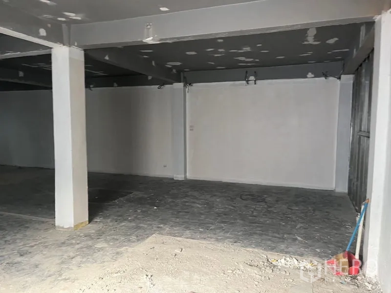 Retail Space for rent in Pathum Wan, Bangkok - Wide retail bay with clean white back wall prepared for shelving or branding.