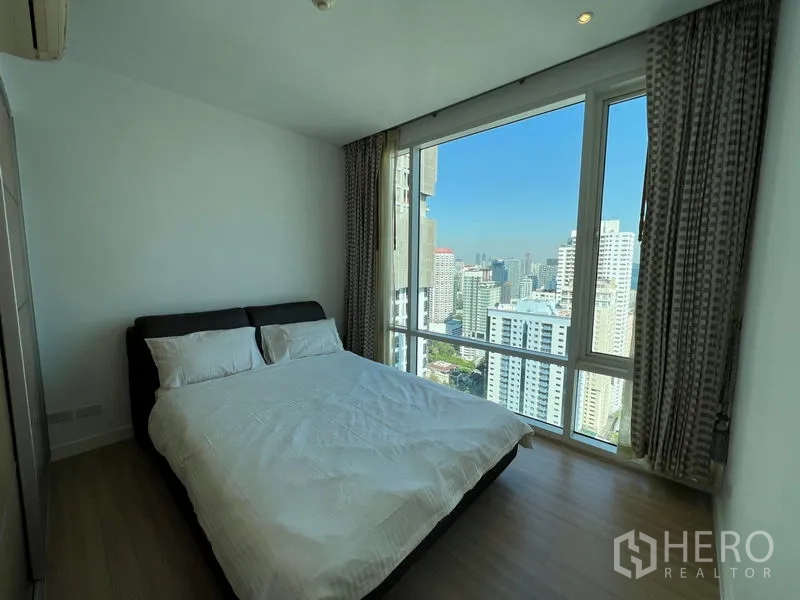 คอนโด ให้เช่าหรือขายในWatthana, Bangkok - ห้องนอนที่สอง เตียงคู่ หน้าต่างสูงโชว์วิวสกายไลน์กรุงเทพฯ