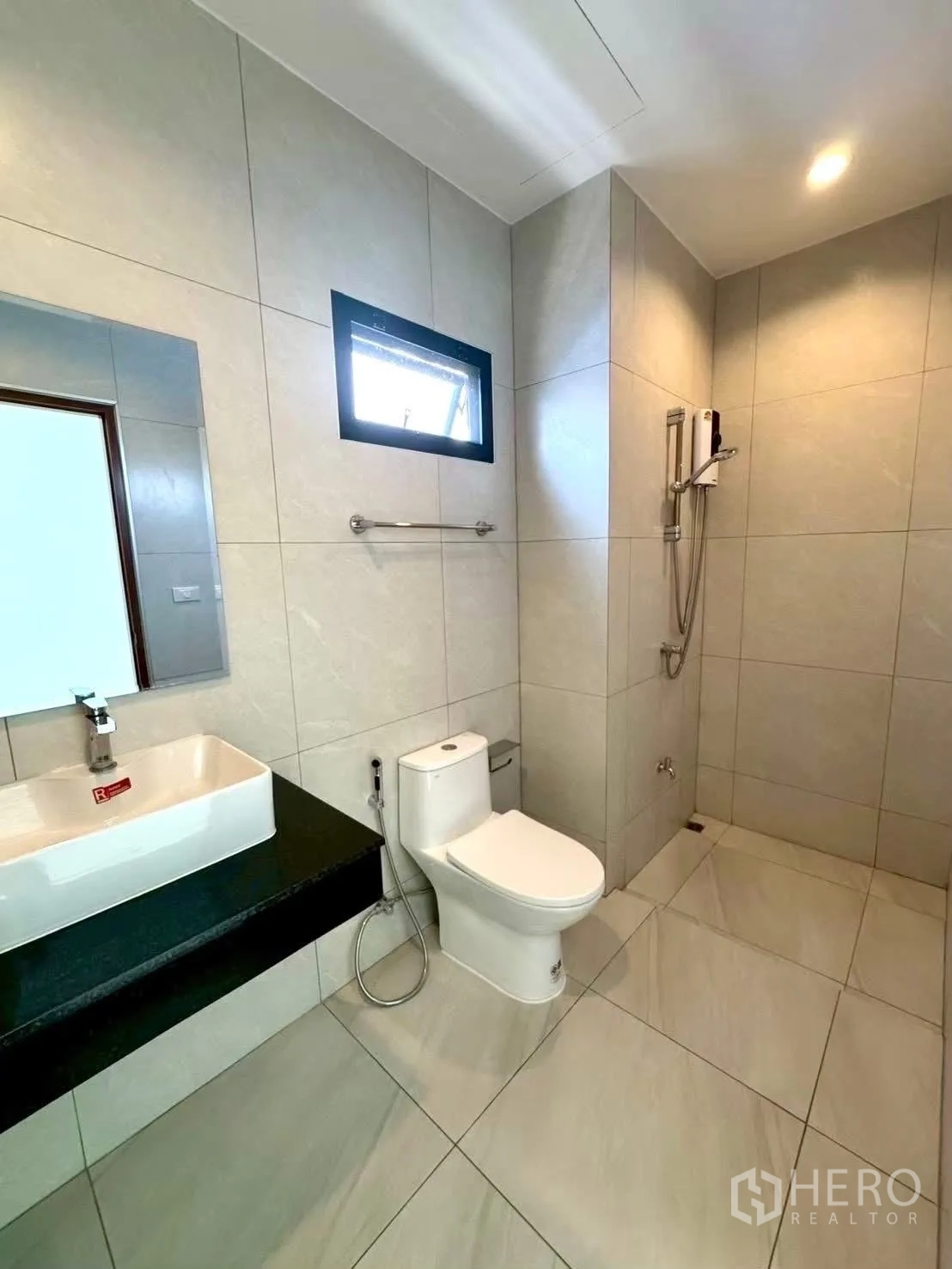 家庭办公室 for rent in Wang Thonglang, Bangkok - 宽敞浴室，可见洗手台、座厕与开放式淋浴区。