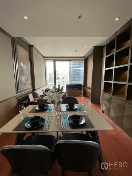 公寓 出租在Watthana, Bangkok - 四人餐桌临窗而设，带城市景观与整面定制收纳柜。