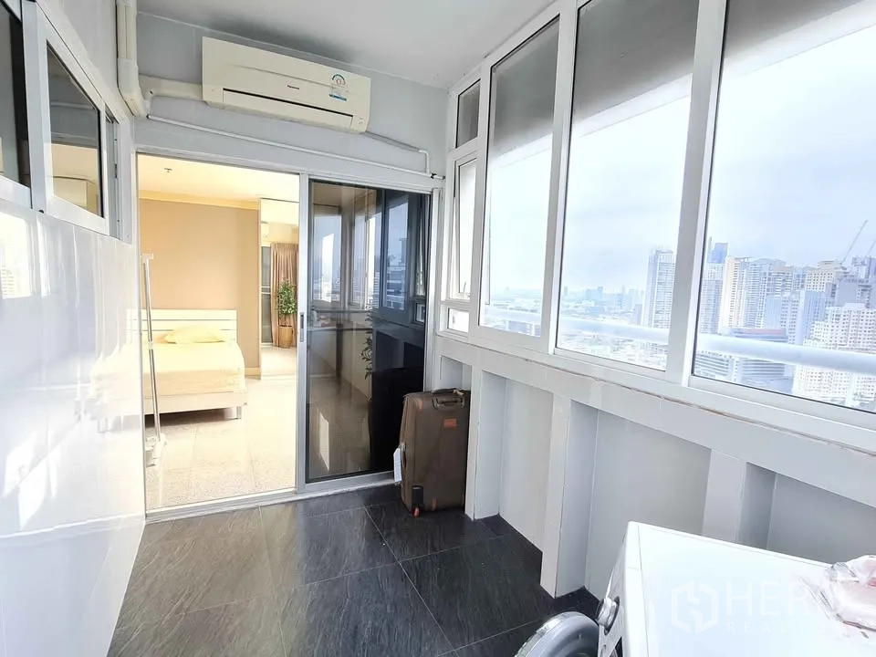 คอนโด for rent in Khlong Toei, Bangkok - ห้องอเนกประสงค์กระจกโดยรอบพร้อมประตูบานเลื่อนและวิวเมือง.