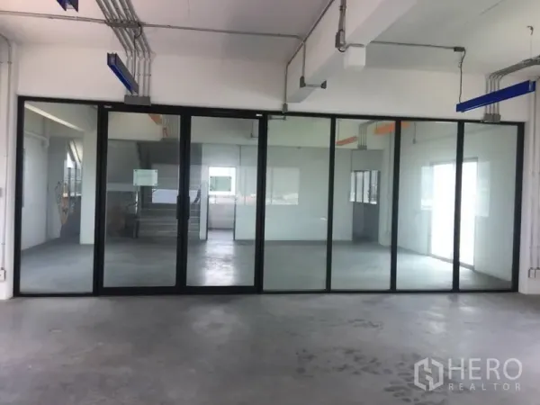 带办公室的家 出租或出售在Wang Thonglang, Bangkok - 明亮工作区，整面落地玻璃与工业风天花管线。