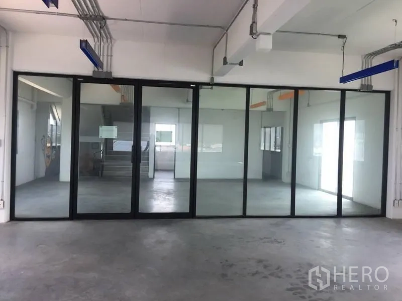 带办公室的家 出租或出售在Wang Thonglang, Bangkok - 明亮工作区，整面落地玻璃与工业风天花管线。