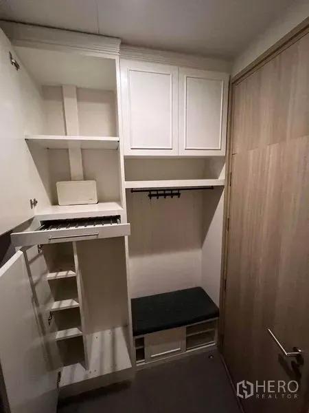 公寓 出租在Pathum Wan, Bangkok - 玄关内置收纳柜，带长凳与衣帽钩