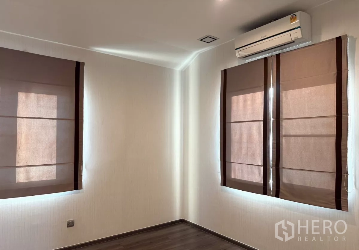 独立式住宅 出租在Prawet, Bangkok - 卧室内置白色衣柜与窗户