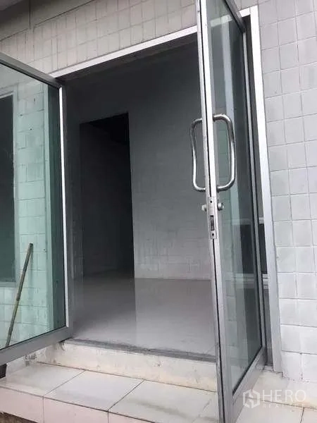 货栈 出租在Pathum Thani - 一层玻璃双开门，连接干净的瓷砖接待区