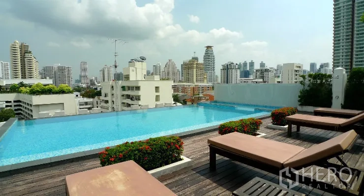 คอนโด ขายในWatthana, Bangkok - สระว่ายน้ำอินฟินิตี้บนดาดฟ้าพร้อมเตียงอาบแดดและวิวสกายไลน์เขตวัฒนา กรุงเทพฯ