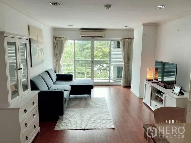 คอนโด ให้เช่าในWatthana, Bangkok - พื้นที่นั่งเล่นเชื่อมระเบียงด้วยประตูกระจกบานใหญ่ มุมมองสีเขียว