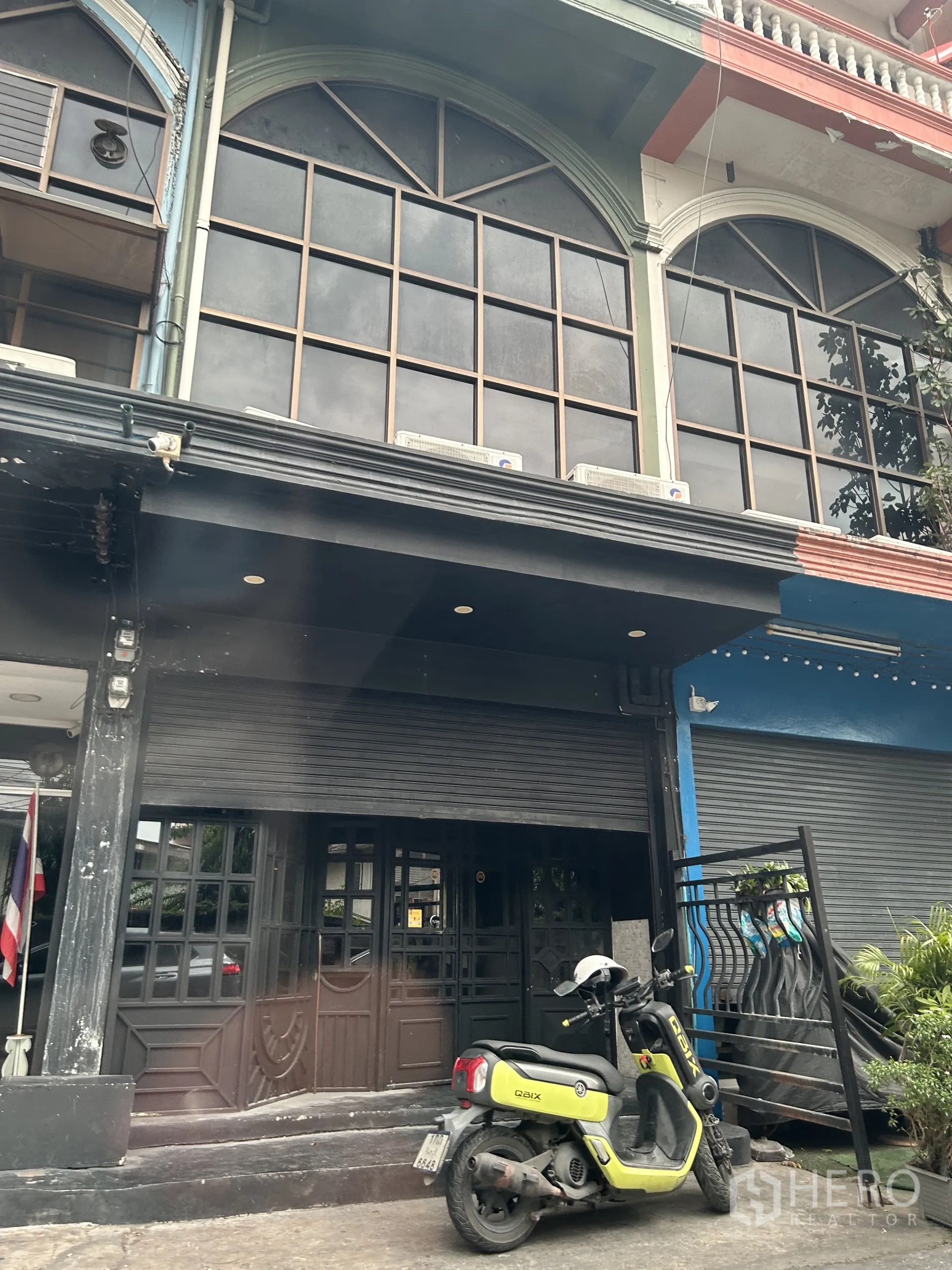 店屋 出租在Watthana, Bangkok - 店屋外立面，拱形落地窗与卷闸门，门前台阶。