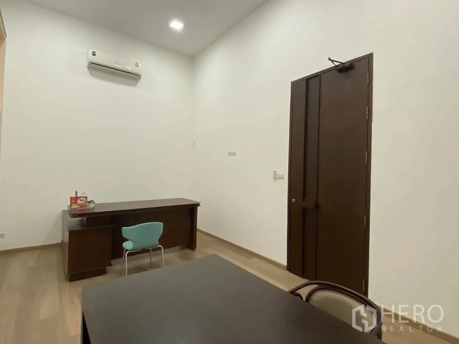 Warehouse for rent in Mueang Samut Prakan, Samut Prakan - Air-conditioned office room with desks and chairs.