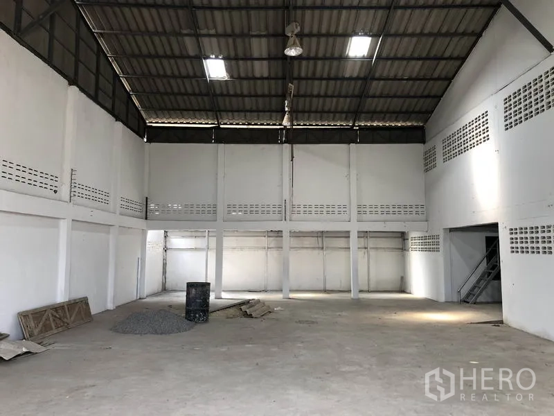 货栈 出租或出售在Khlong Luang, Pathum Thani - 大跨度仓库大厅，采光窗与混凝土地面，高耸人字形屋顶。