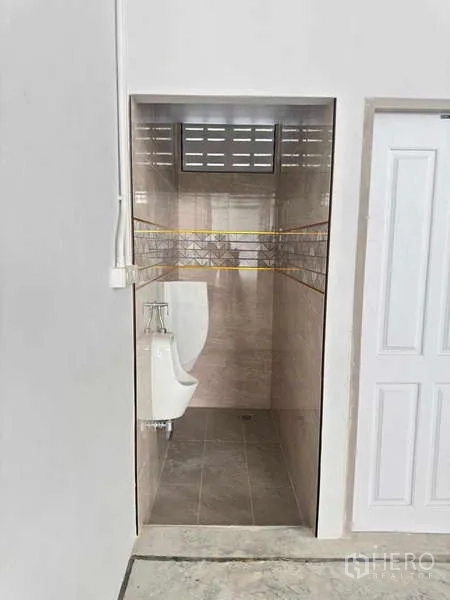 货栈 出租在Mueang Rayong, Rayong - 仓库内男用小便间，墙地面全铺瓷砖。