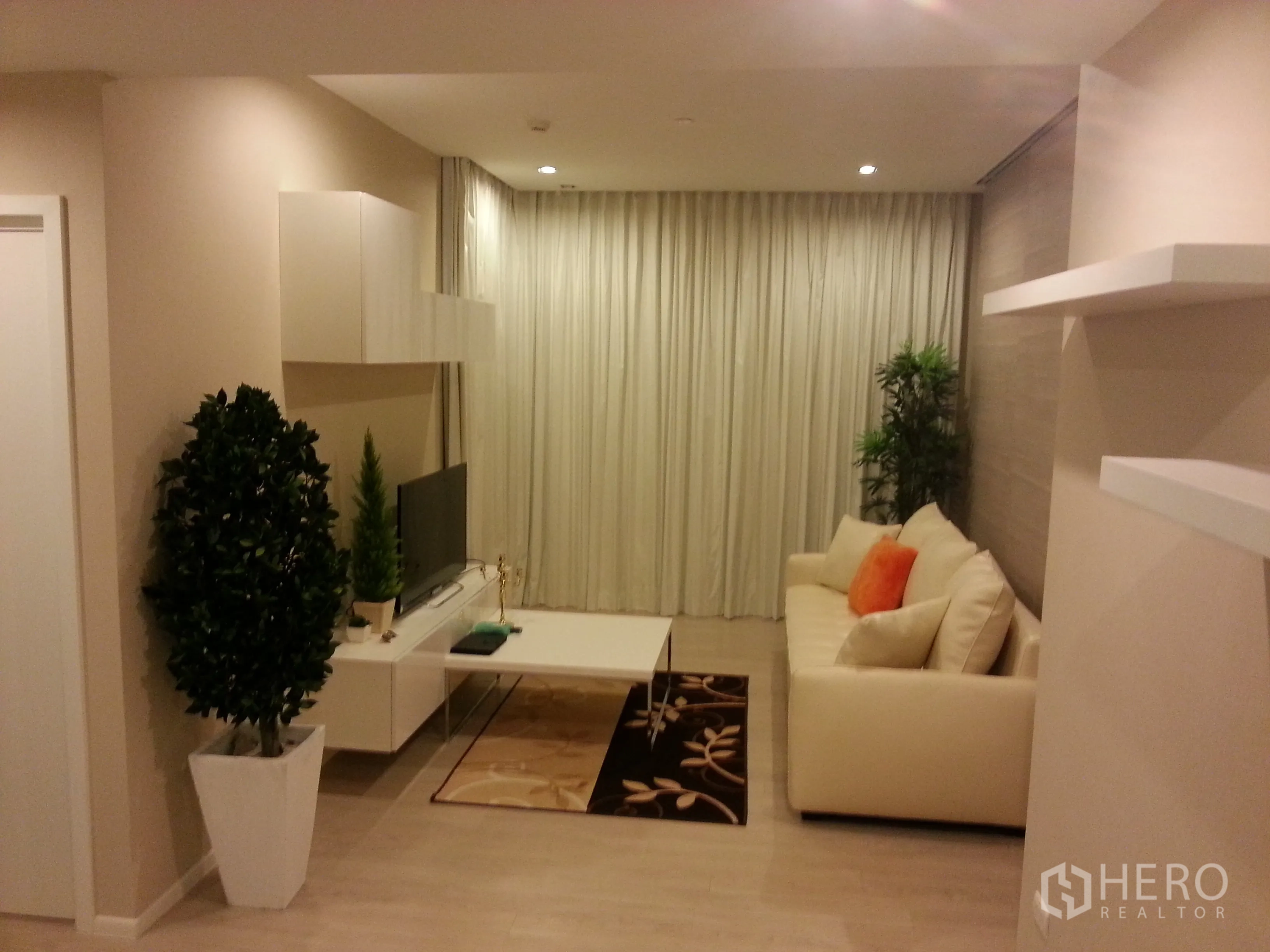 คอนโด ให้เช่าหรือขายในWatthana, Bangkok - ห้องนั่งเล่นสมัยใหม่ ชั้นวางทีวี ตู้ลอย และผ้าม่านสูงจรดเพดาน