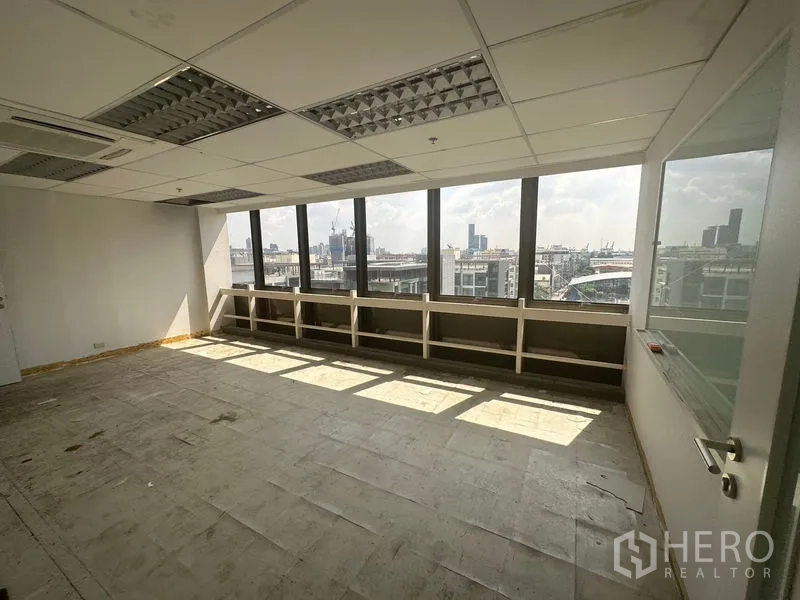 办公空间 出租在Khlong Toei, Bangkok - 明亮的独立办公室或会议室，整面窗墙可观城市景观。