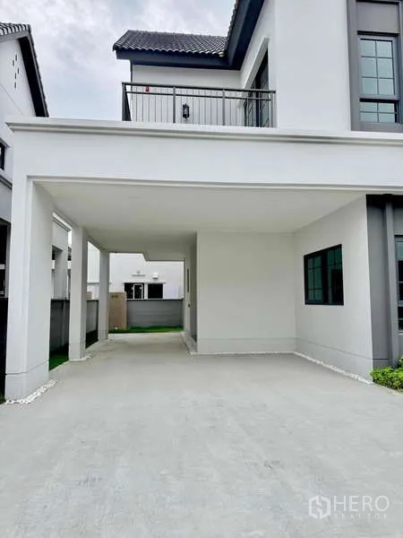 独立式住宅 出售在Bang Phli, Samut Prakan - 有顶双车位车棚与长车道