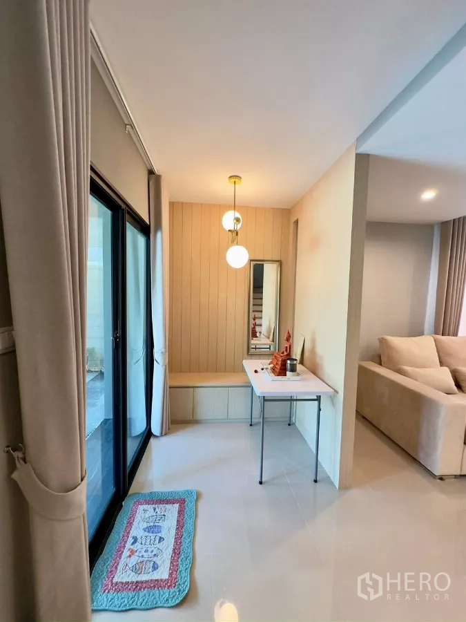 บ้าน ให้เช่าในSamut Prakan - โถงทางเดินติดประตูกระจกบานเลื่อน มีม้านั่งบิลต์อินและไฟแขวน