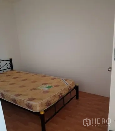 Shophouse for rent in Watthana, Bangkok - Bathroom with toilet, tiled walls and a raised platform.