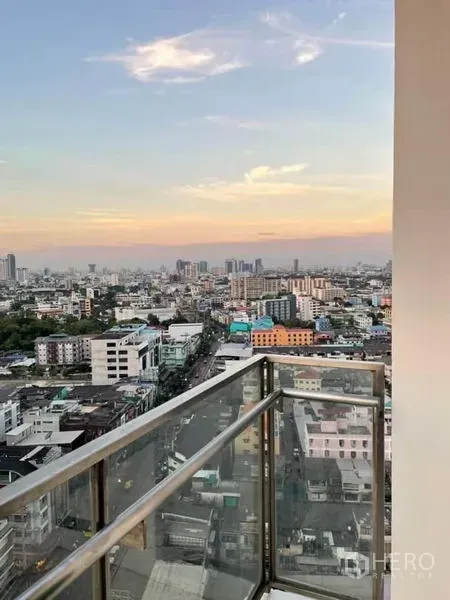 คอนโด ให้เช่าหรือขายในWatthana, Bangkok - ระเบียงชั้นสูงราวกระจก มองเห็นวิวสกายไลน์กรุงเทพฯ ยามพระอาทิตย์ตก