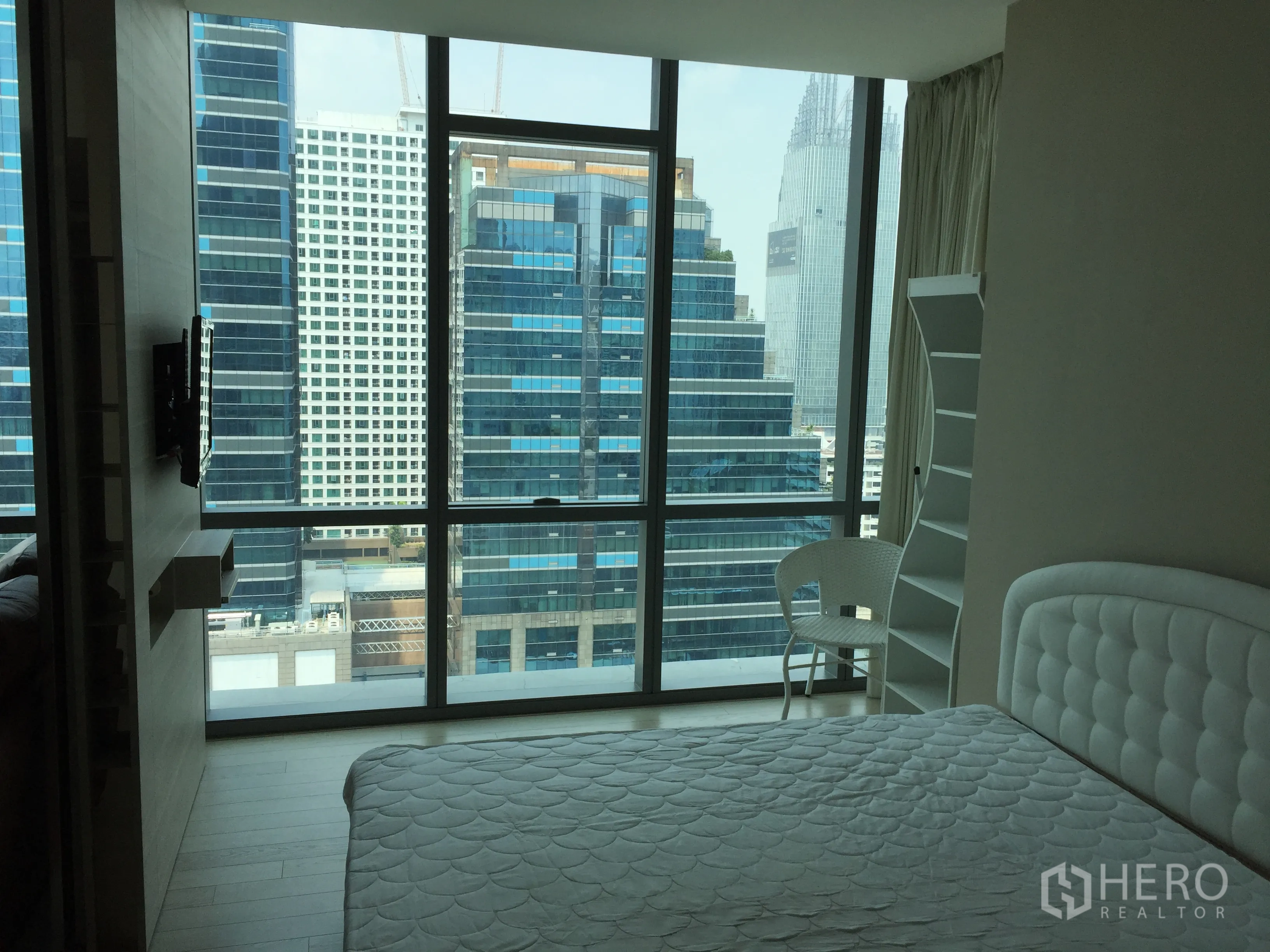 公寓 出租在Watthana, Bangkok - 卧室落地窗，可欣赏阿索克商圈城市天际线。