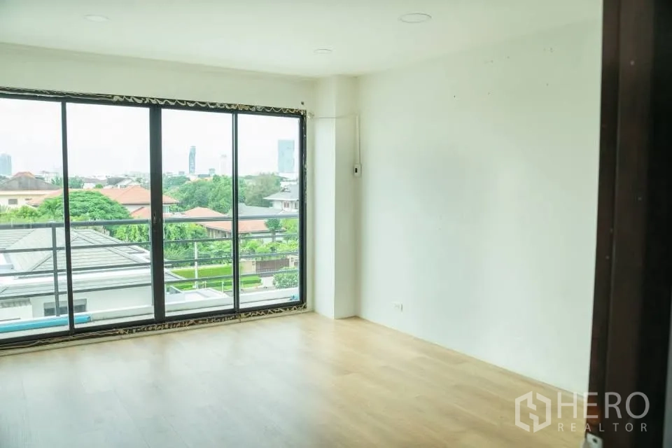 家庭办公室 for rent in Prawet, Bangkok - 楼上房间连接宽阔阳台，景观葱郁。