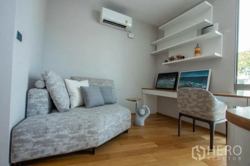 บ้าน ขายในSaphan Sung, Bangkok - ห้องทำงานกะทัดรัด โซฟา ชั้นลอย โต๊ะทำงาน และหน้าต่าง