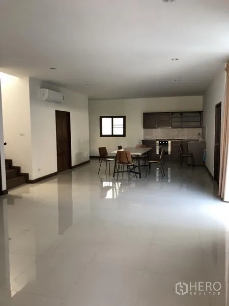 独立式住宅 出租在Prawet, Bangkok - 开放式客餐厅，亮面地砖、实用厨房与楼梯，采光良好。