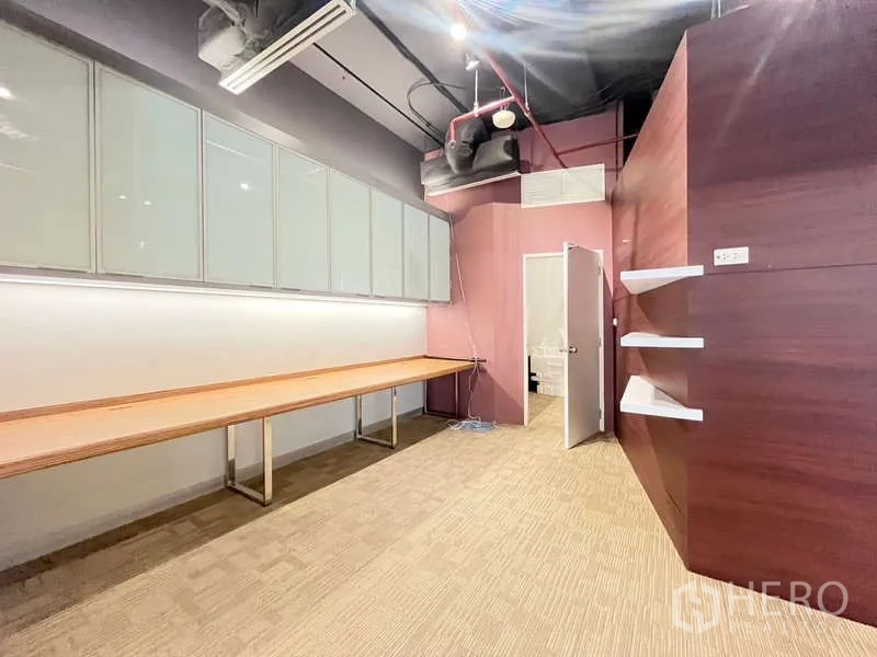 สำนักงาน ให้เช่าในWatthana, Bangkok - ห้องทำงานส่วนตัว โต๊ะยาวตลอดแนว ตู้แขวนกระจกฝ้าและชั้นวาง