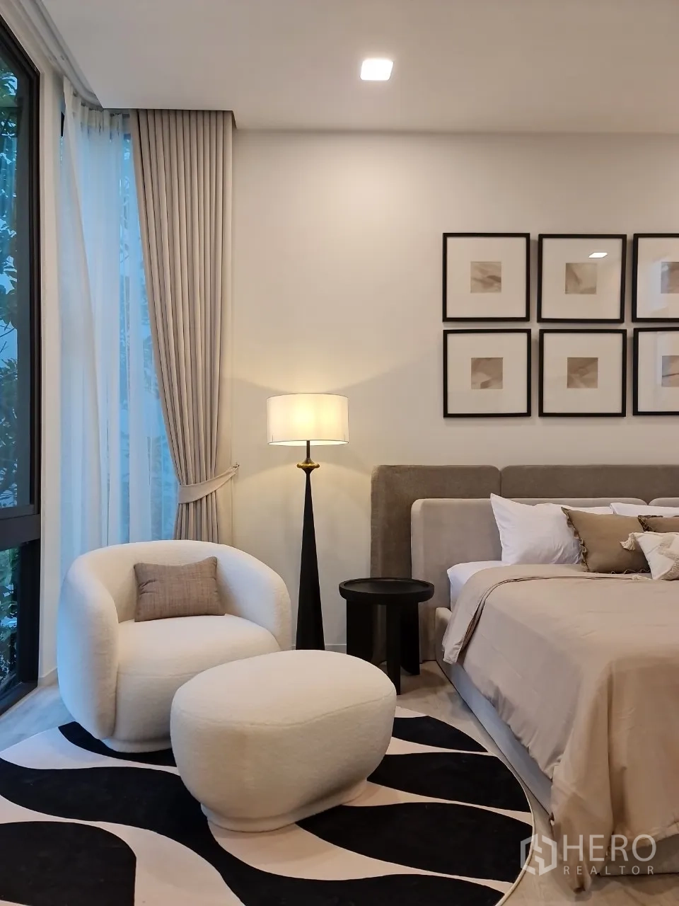 Detached House for rent in Saphan Sung, Bangkok - Bedroom seating nook by window with plush armchair and ottoman.