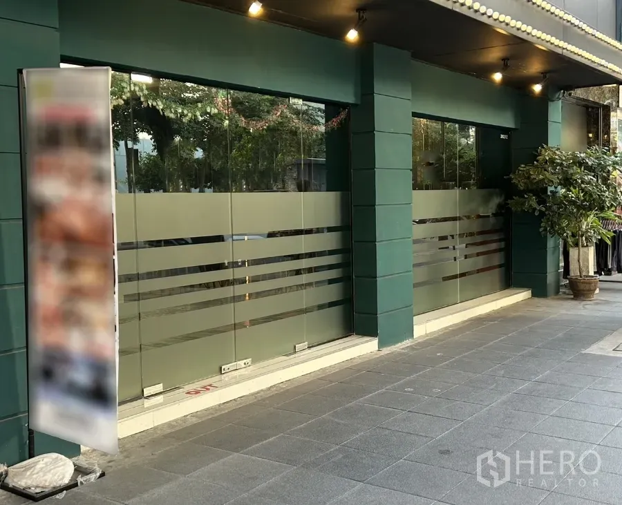 Retail Space for rent in Khlong Toei, Bangkok - Street-level retail frontage with full-height frosted glass windows, teal columns, and a covered walkway in Sukhumvit, Khlong Toei.