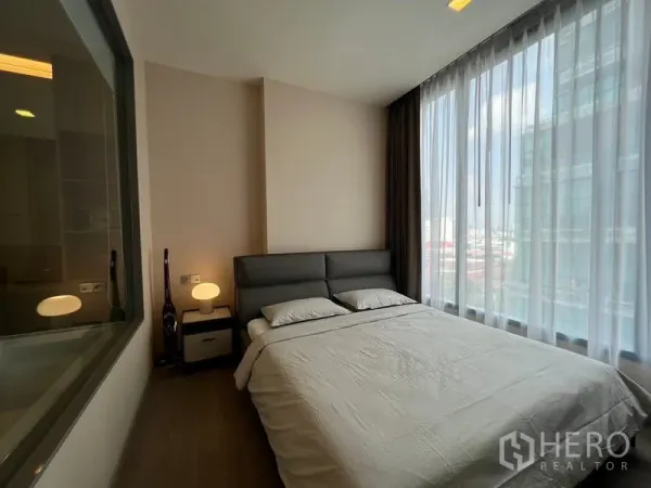 公寓 出租在Watthana, Bangkok - 明亮卧室，落地窗与城市景观，配大床，位于瓦塔那公寓。