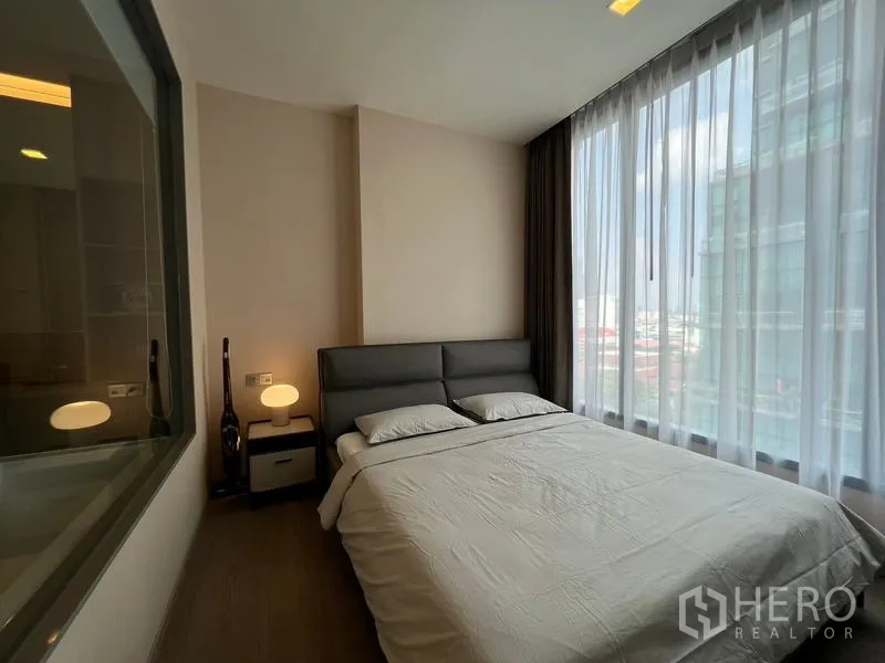 公寓 出租在Watthana, Bangkok - 明亮卧室，落地窗与城市景观，配大床，位于瓦塔那公寓。