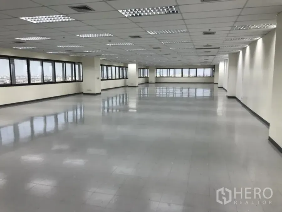 办公空间 出租在Bang Na, Bangkok - 宽敞明亮的办公室，瓷砖地面、吊顶空调出风口与环绕窗景。