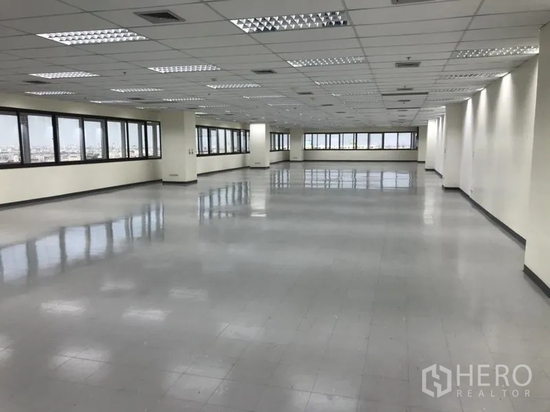 办公空间 出租在Bang Na, Bangkok - 宽敞明亮的办公室，瓷砖地面、吊顶空调出风口与环绕窗景。