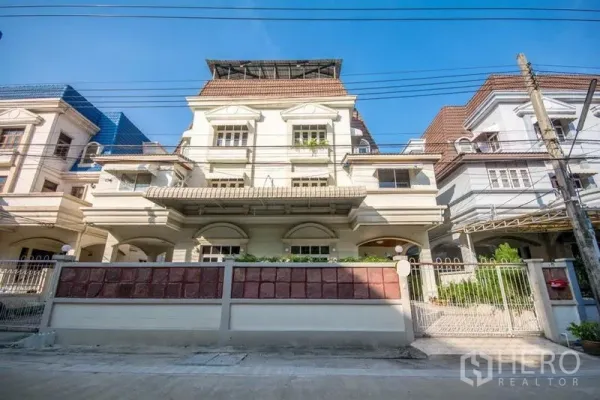 Home Office for rent in Suan Luang, Bangkok - Three-storey home office facade in Suan Luang with gated wall and classic arches.
