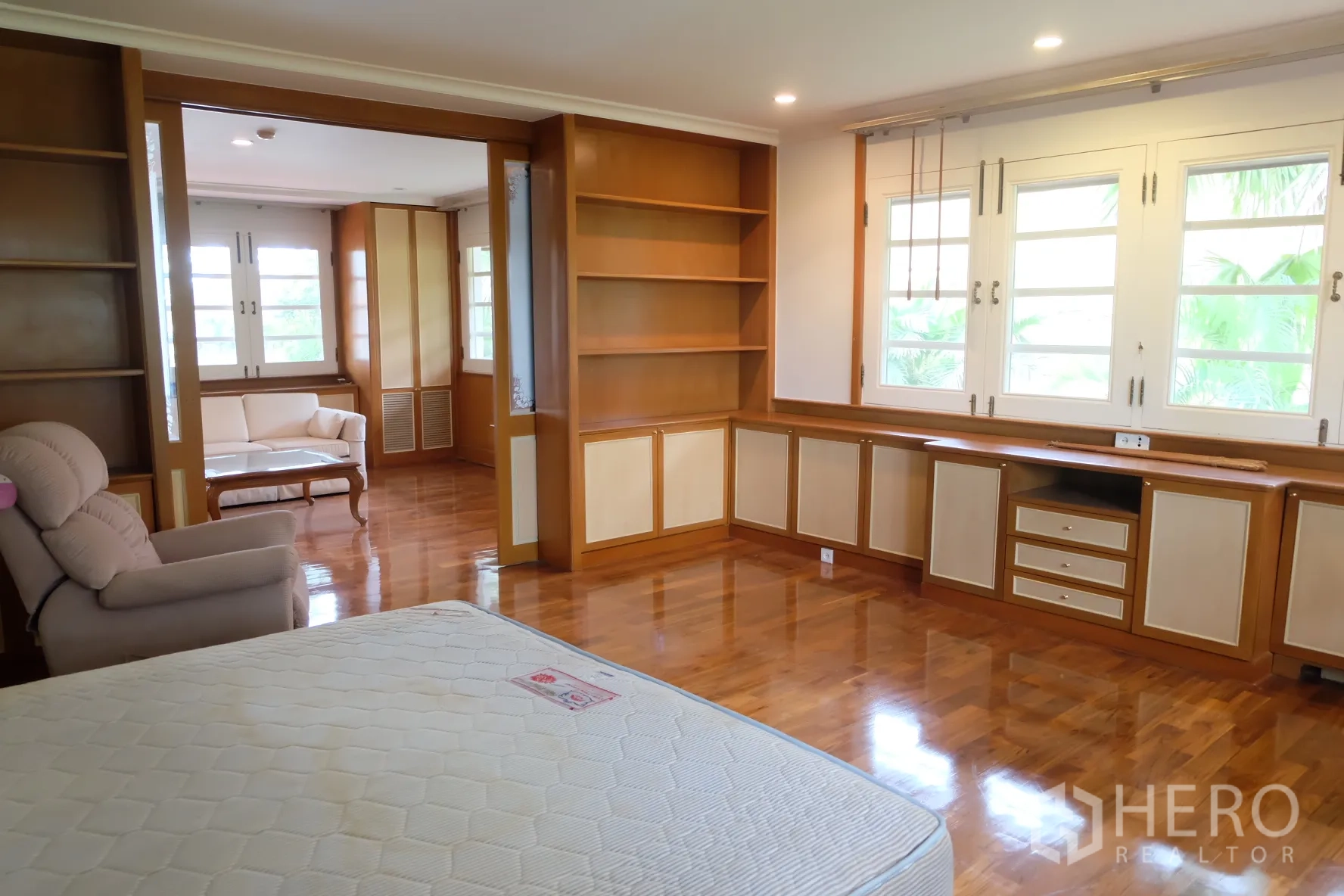 独立式住宅 出租在Bang Phli, Samut Prakan - 主卧套房书房角，长条内置书桌、层架与观景大窗。